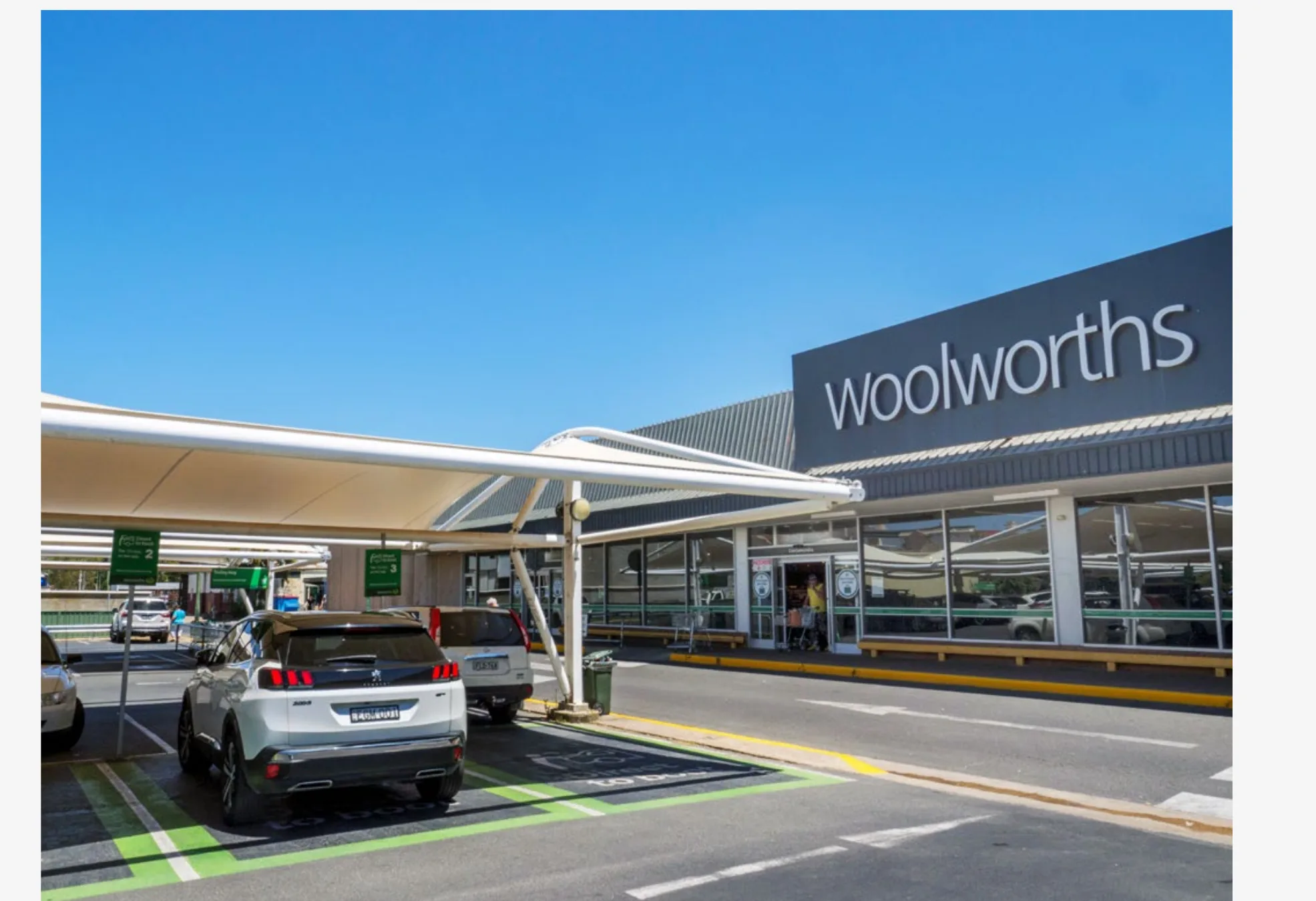 Woolworths Cootamundra store entrance and car park